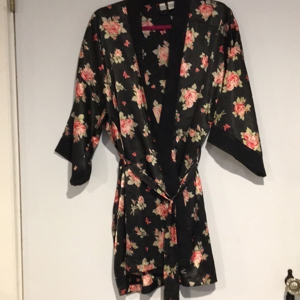 Honors Satin robe with Rose detail and chiffon trim Sz small
